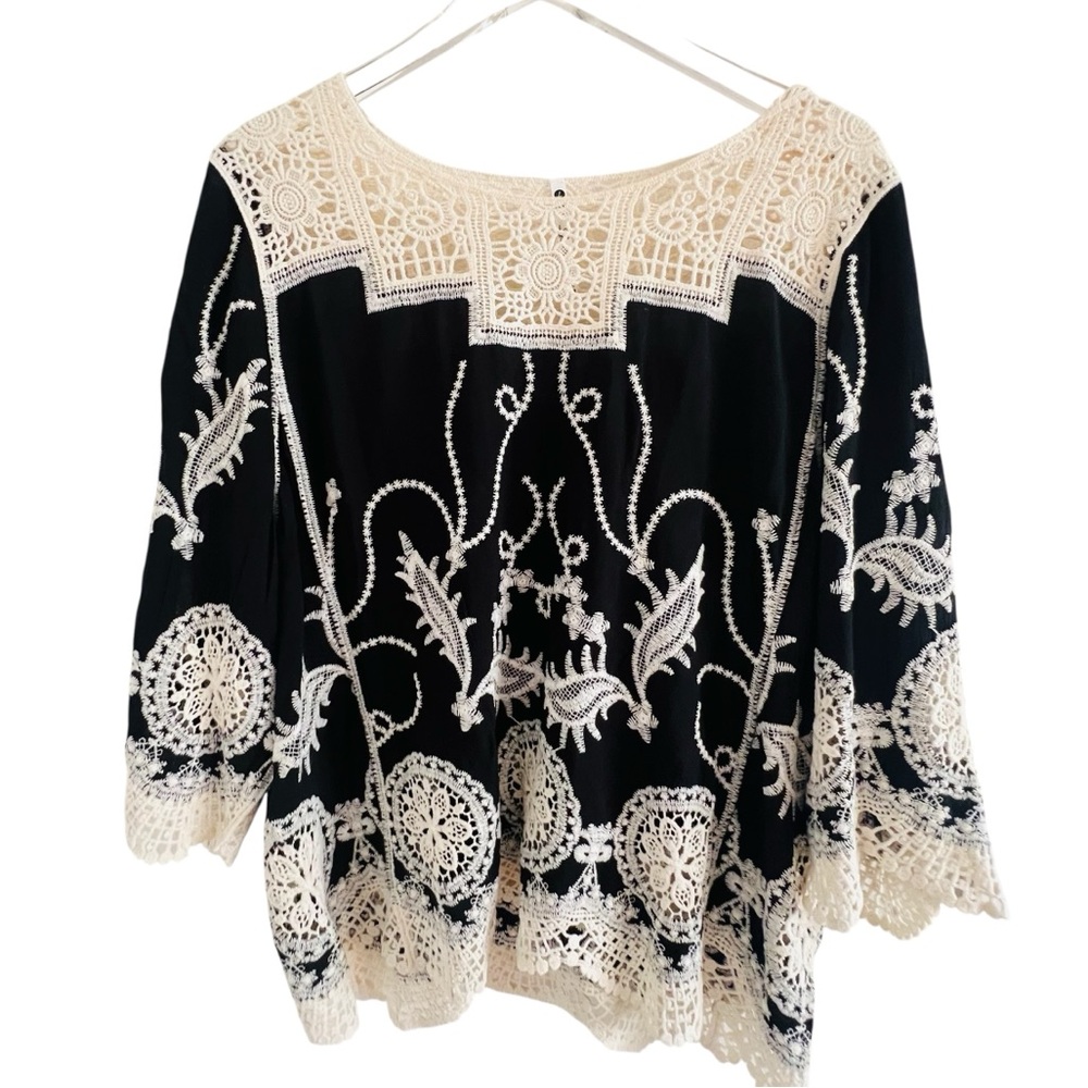 Leo & Nicole Elegant Black and Cream Lace Women's Top